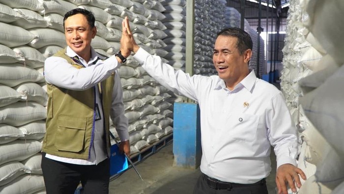 Direktur Utama Perum BULOG, Letnan Jenderal TNI (Purn) Dr. Ahmad Rizal Ramdhani dan Menteri Pertanian, Amran Sulaiman.