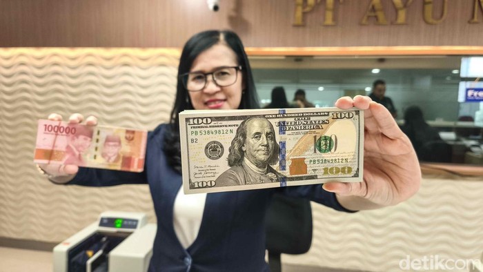 Petugas memperlihatkan lembaran uang dolar Amerika Serikat dan rupiah di gerai penukaran mata uang asing PT Ayu Masagung, Jakarta Pusat, Kamis (23/4/2026). Aktivitas jual beli valuta asing tampak berlangsung seperti biasa, namun perhatian tertuju pada pergerakan nilai tukar yang kembali melemah.
