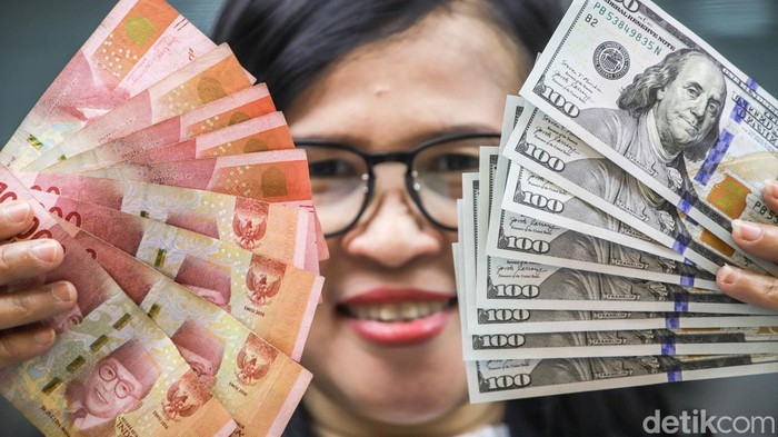 Petugas memperlihatkan lembaran uang dolar Amerika Serikat dan rupiah di gerai penukaran mata uang asing PT Ayu Masagung, Jakarta Pusat, Kamis (23/4/2026). Aktivitas jual beli valuta asing tampak berlangsung seperti biasa, namun perhatian tertuju pada pergerakan nilai tukar yang kembali melemah.