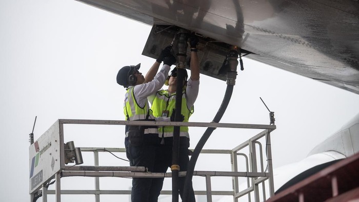 Petugas mengisi avtur ke pesawat Boeing 777-31H(ER) dengan nomor penerbangan SV5103 milik maskapai penerbangan Saudia di Bandara Internasional Sultan Mahmud Baddarudin (SMB) II Palembang, Kamis (23/4/2026). Pertamina Patra Niaga Regional Sumbagsel menyiapkan sebanyak tujuh mobil refueler dan 2.080 kiloliter (kl) avtur untuk kebutuhan bahan bakar pesawat  bagi 16 kelompok terbang (kloter) haji embarkasi Palembang di Bandara Internasional Sultan Mahmud Baddarudin (SMB) II Palembang. ANTARA FOTO/Nova Wahyudi