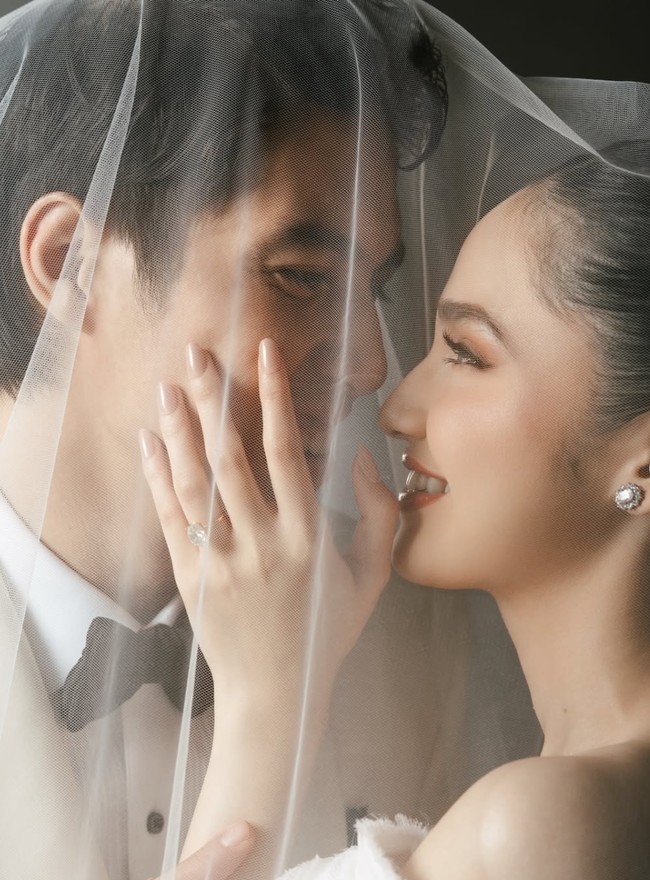 Jelang pernikahan, El Rumi dan Syifa Hadju semakin sering membagikan foto-foto prewedding mereka. Di pemotretan prewedding terbaru ini, El dan Syifa terlihat makin mesra dan romantis. Foto: Intagram/@syifahadju