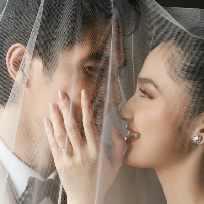 Foto Prewedding El & Syifa Hadju Dalam Nuansa Hitam-Putih, Tampil Makin Mesra