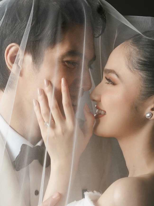 Foto Prewedding El & Syifa Hadju Dalam Nuansa Hitam-Putih, Tampil Makin Mesra