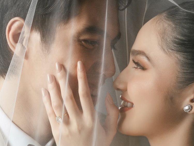 Foto Prewedding El & Syifa Hadju Dalam Nuansa Hitam-Putih, Tampil Makin Mesra