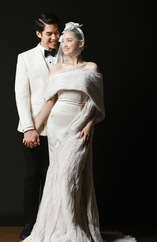 Pemotretan prewedding kali ini tampak mengusung nuansa klasik modern dengan sentuhan mewah. El dan Syifa tampil serasi dalam balutan busana bernuansa hitam dan putih. Foto: Intagram/@syifahadju