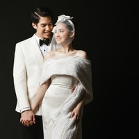 Pemotretan prewedding kali ini tampak mengusung nuansa klasik modern dengan sentuhan mewah. El dan Syifa tampil serasi dalam balutan busana bernuansa hitam dan putih. Foto: Intagram/@syifahadju