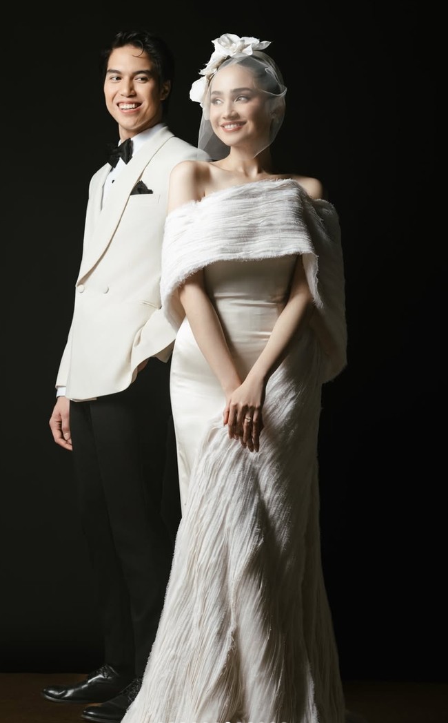 Sementara El tampil dengan jas putih dipadukan celana hitam dan bow tie. Kombinasi ini memberikan kesan rapi, maskulin, dan classy tanpa terlihat terlalu formal. Foto: Intagram/@syifahadju