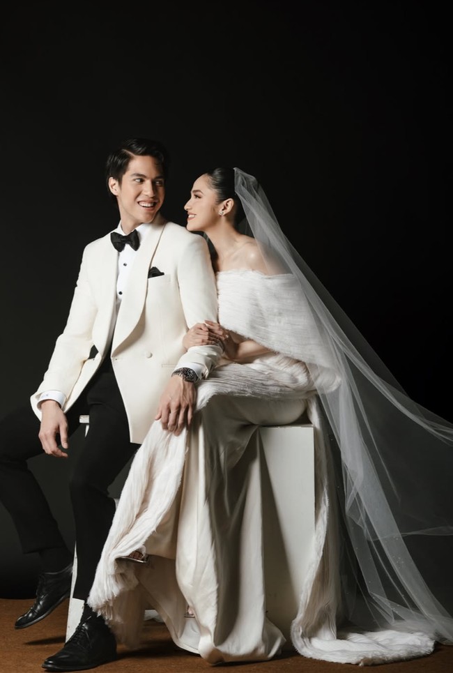 El dan Syifa tampak semakin berani memamerkan kemesraan mereka jelang hari bahagia. Momen romantis keduanya berhasil bikin banyak penggemar ikut makin gemas dan baper. Foto: Intagram/@syifahadju