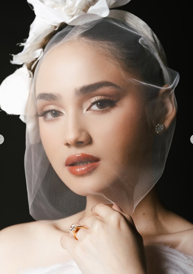 Penampilan Syifa makin memukau dengan riasan hasil tangan MUA Bennu Sorumba. Riasan wajahnya tampak natural glam dengan sentuhan lipstik merah kecoklatan yang memberikan efek bold. Foto: Intagram/@syifahadju