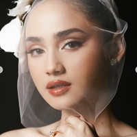 Penampilan Syifa makin memukau dengan riasan hasil tangan MUA Bennu Sorumba. Riasan wajahnya tampak natural glam dengan sentuhan lipstik merah kecoklatan yang memberikan efek bold. Foto: Intagram/@syifahadju