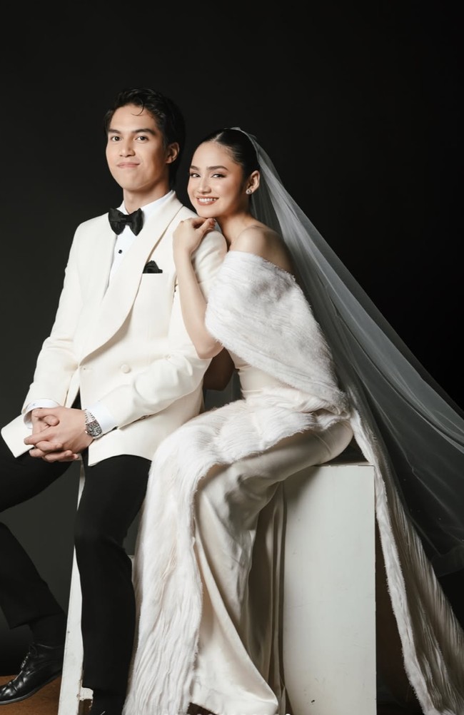 Kenakan jas dan gaun putih lengkap dengan veil, penampilan keduanya bak pengantin. Calon pasutri itu terlihat makin serasi jelang pernikahan. Foto: Intagram/@syifahadju