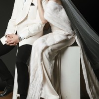 Kenakan jas dan gaun putih lengkap dengan veil, penampilan keduanya bak pengantin. Calon pasutri itu terlihat makin serasi jelang pernikahan. Foto: Intagram/@syifahadju