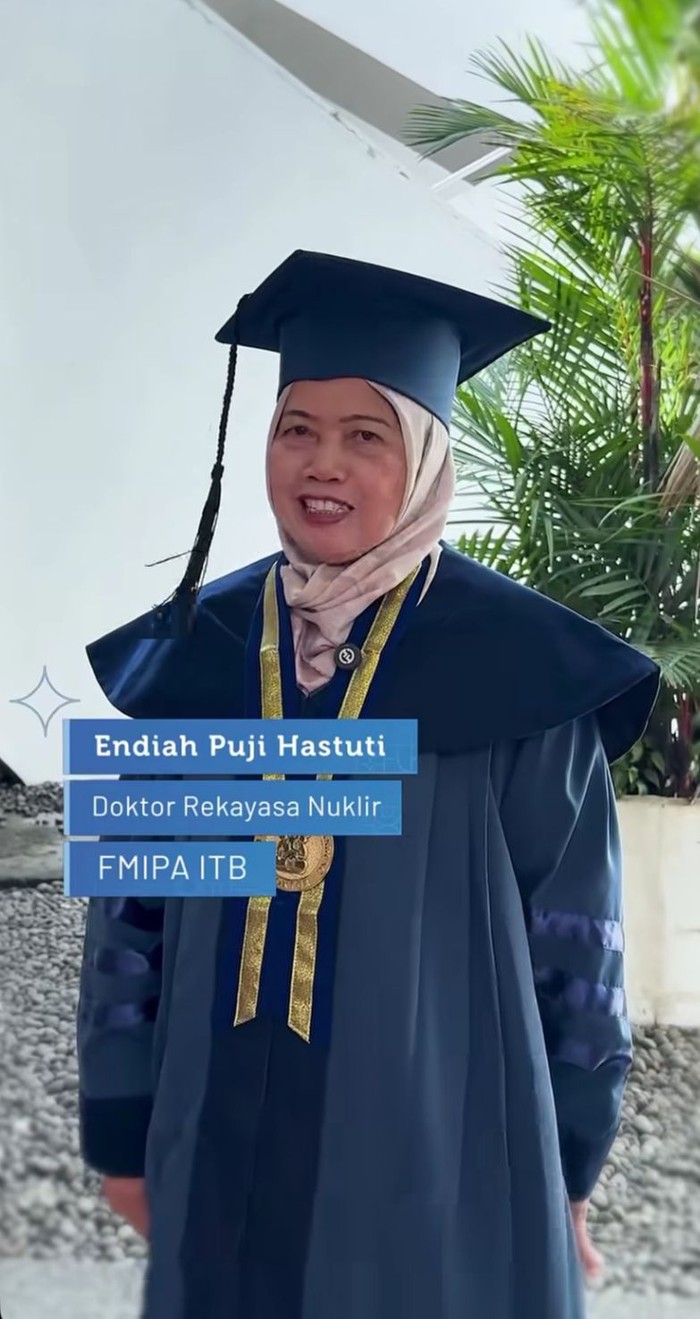 Endiah Puji Hastuti, meraih gelar Doktor Rekayasa Nuklir ITB pada usia 65 tahun.