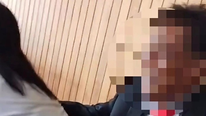 Video viral menunjukkan pria diduga anggota DPRD Enrekang bermesraan di kafe.