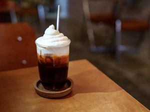 Ternyata Kebiasaan Menyeruput Es Kopi Berbahaya untuk Gigi