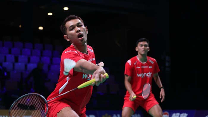 Fajar Alfian minta para pemain debutan tampil rileks di laga pembuka Thomas Cup 2026. 