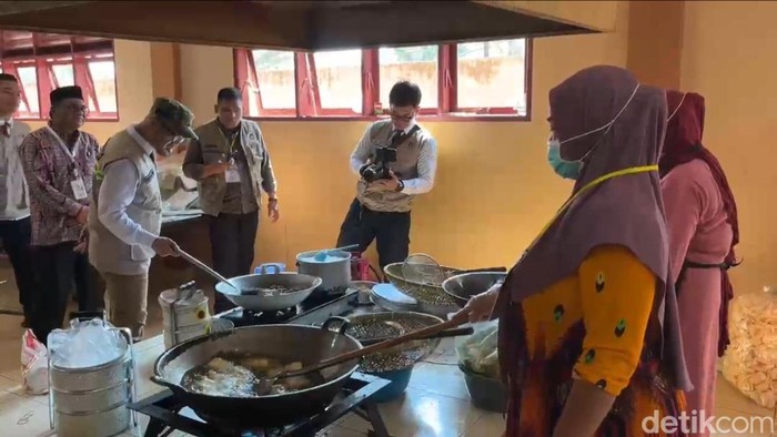 Foto: Wakil Menteri Haji dan Umrah Republik Indonesia, Dahnil Anzar Simanjuntak sidak ke Asrama Haji Medan. (Rechtin Hani Ritonga/detikSumut)