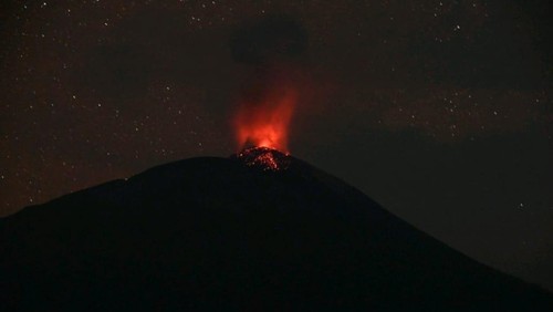 Gunung Ile Lewotolok meletus pukul 02.09 Wita, Kamis (23/4/2026). (Foto: PVMBG)