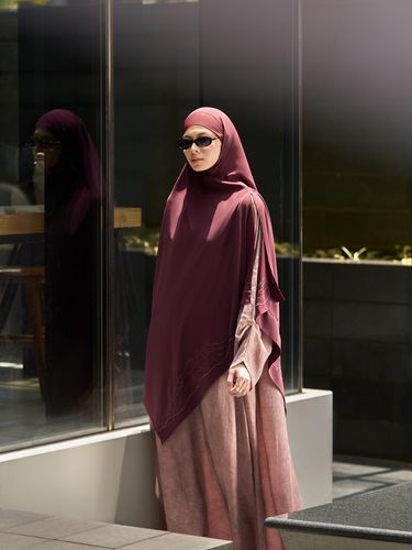 Hijab naPocut Brand hijab dan modest fashion, naPocut rilis koleksi bertajuk Grace in Motion untuk haji, umrah, dan travel. Bahan ramah lingkungan, nyaman, elegan, siap menemani perjalanan ibadah muslimah saat safar.