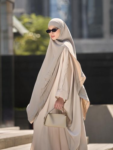 Hijab naPocut Brand hijab dan modest fashion, naPocut rilis koleksi bertajuk Grace in Motion untuk haji, umrah, dan travel. Bahan ramah lingkungan, nyaman, elegan, siap menemani perjalanan ibadah muslimah saat safar.