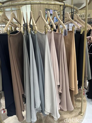 Hijab naPocut 2 Brand hijab dan modest fashion, naPocut rilis koleksi bertajuk Grace in Motion untuk haji, umrah, dan travel. Bahan ramah lingkungan, nyaman, elegan, siap menemani perjalanan ibadah muslimah saat safar.