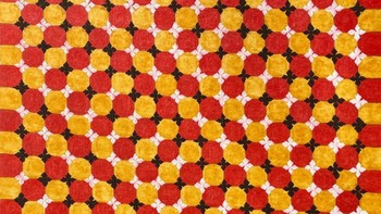 Ilusi cat air membuat area kosong tampak terisi warna lembut saat dibatasi kontur tertentu. Efek ini terjadi karena otak menggunakan garis batas untuk “mengisi” permukaan. Fenomena ini juga memicu kesan warna menyebar. Untuk melihatnya, fokus pada bagian dalam, bukan garis luar. Mekanisme yang sama dipakai otak sehari-hari, misalnya saat garis tipis membuat seluruh objek tampak berwarna. Foto: Boredpanda