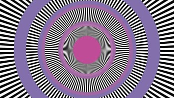 Ilusi Enigma menampilkan lingkaran konsentris yang tampak berputar, padahal sebenarnya statis. Efek ini dipicu mikrosakade—gerakan kecil mata yang membuat pola terlihat bergerak. Semakin cepat mata berpindah, semakin kuat kesan putarannya. Untuk merasakannya, fokus ke tengah dan biarkan lingkaran “bergetar”. Mekanisme ini juga dipakai otak untuk mendeteksi perubahan halus di sekitar kita. Foto: Boredpanda