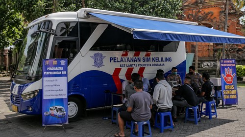 Ilustrasi layanan SIM keliling di Bali. (Gemini AI)