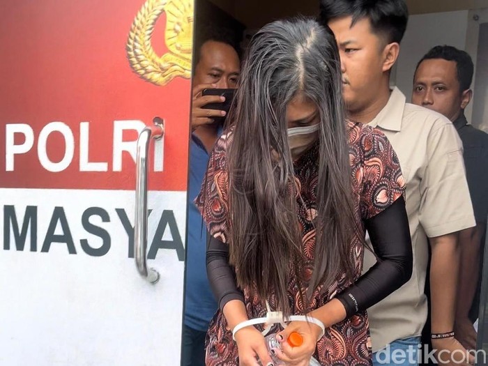 Inge Marita, ibu muda yang viral memaki pemotor dan menoyor kepala anak ditahan di Mapolres Mojokerto Kota
