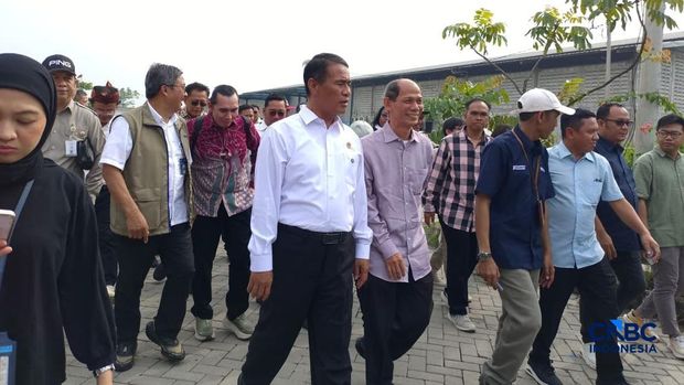 Inspeksi Mendadak Menteri Pertanian dan Direktur Utama Perum Bulog dalam rangka pengecekan stok beras di JDP karawang 1 Logistic Park, Karawang, Jawa Barat, Kamis (23/4/2026). (CNBC Indonesia/Martya Rizky)