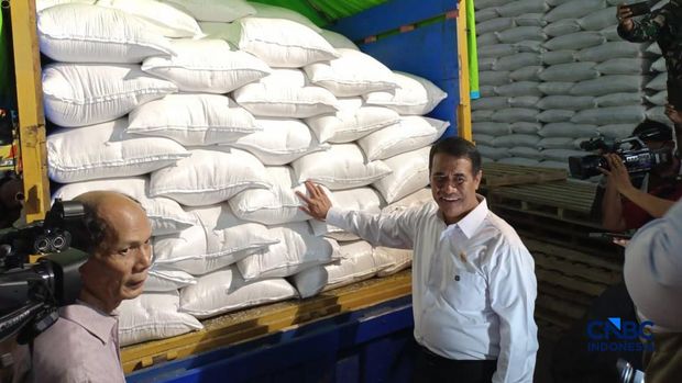 Inspeksi Mendadak Menteri Pertanian dan Direktur Utama Perum Bulog dalam rangka pengecekan stok beras di JDP karawang 1 Logistic Park, Karawang, Jawa Barat, Kamis (23/4/2026). (CNBC Indonesia/Martya Rizky)