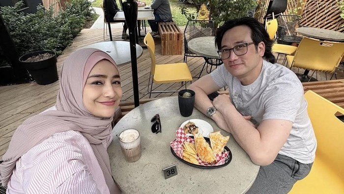 Intip Keseruan Tengku Firmansyah dan Istri Saat Kulineran Keliling Kanada