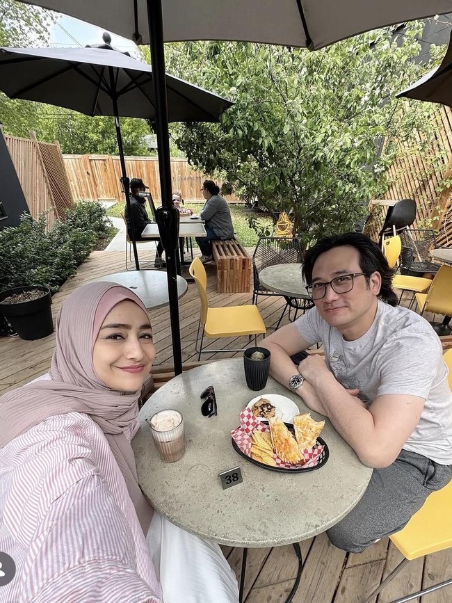 Intip Keseruan Tengku Firmansyah dan Cindy Fatikasari Kulineran Keliling Kanada