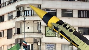 Iran memamerkan rudal balistik jarak jauh Khorramshahr-4 di Lapangan Revolusi Teheran. Khorramshahr-4 adalah salah satu rudal balistik jarak menengah hingga jauh canggih Iran, dengan perkiraan jangkauan sekitar 2.000 kilometer. Hulu ledaknya mampu membawa lebih dari satu ton muatan bahan peledak tinggi, menjadikannya salah satu konfigurasi hulu ledak terbesar yang dikembangkan di Iran. Foto: Tangkapan Layar Video REUTERS via WANA