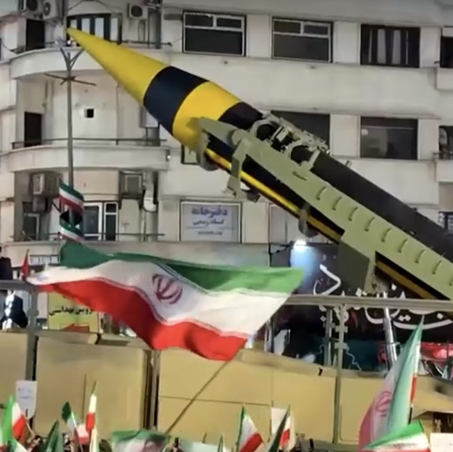 Iran Pamer Rudal Balistik di Tengah Ketegangan Global