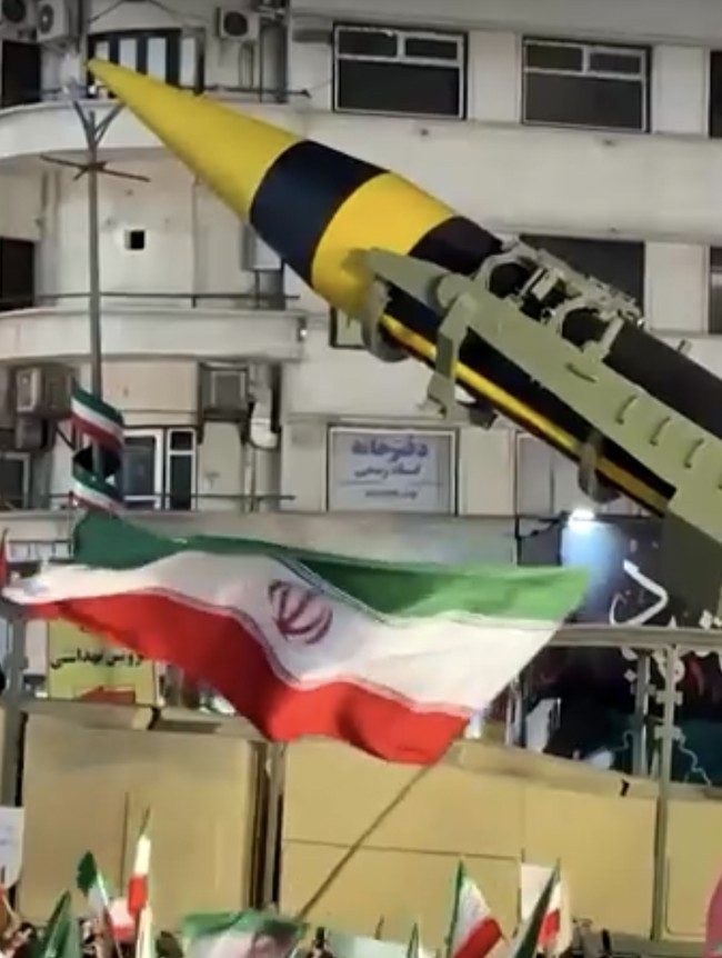 Iran Pamer Rudal Balistik di Tengah Ketegangan Global