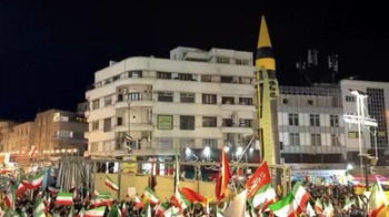 AS dan Israel memulai perang pada 28 Februari dengan pemboman udara terhadap Iran. Konflik tersebut dengan cepat menyebar ke negara-negara Teluk yang menjadi lokasi pangkalan militer AS dan ke Lebanon setelah kelompok militan Hizbullah yang bersekutu dengan Iran bergabung dalam pertempuran. Foto: Tangkapan Layar Video REUTERS via WANA