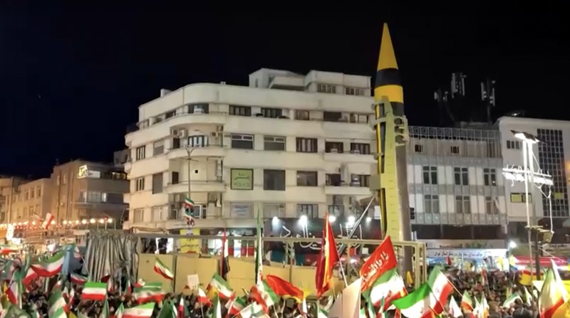 Warga Iran turun ke jalan-jalan Teheran saat militer memamerkan persenjataan rudal balistiknya, seperti yang terlihat dalam rekaman yang dirilis pada Selasa (21/4), ketika Presiden AS Donald Trump mengatakan akan memperpanjang gencatan senjata saat ini tanpa batas waktu.