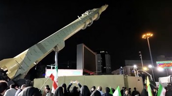 Rudal balistik dipajang di ruang publik sebagai simbol kekuatan militer Iran. Foto: Tangkapan Layar Video REUTERS via WANA