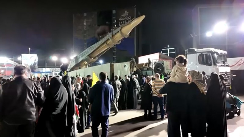 Warga Iran turun ke jalan-jalan Teheran saat militer memamerkan persenjataan rudal balistiknya, seperti yang terlihat dalam rekaman yang dirilis pada Selasa (21/4), ketika Presiden AS Donald Trump mengatakan akan memperpanjang gencatan senjata saat ini tanpa batas waktu.