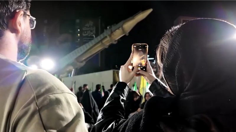Warga Iran turun ke jalan-jalan Teheran saat militer memamerkan persenjataan rudal balistiknya, seperti yang terlihat dalam rekaman yang dirilis pada Selasa (21/4), ketika Presiden AS Donald Trump mengatakan akan memperpanjang gencatan senjata saat ini tanpa batas waktu.