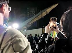 Iran Pamer Rudal Balistik di Tengah Ketegangan Global