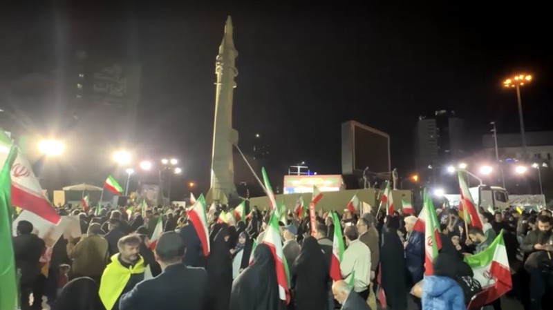Warga Iran turun ke jalan-jalan Teheran saat militer memamerkan persenjataan rudal balistiknya, seperti yang terlihat dalam rekaman yang dirilis pada Selasa (21/4), ketika Presiden AS Donald Trump mengatakan akan memperpanjang gencatan senjata saat ini tanpa batas waktu.
