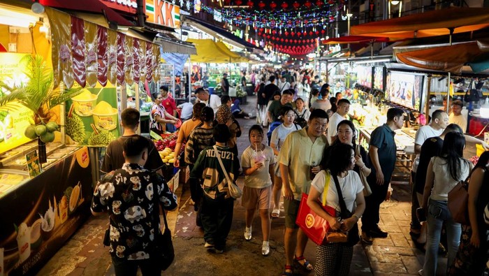 People stroll through Jalan Alor Night Market in Kuala Lumpur, Malaysia March 17, 2026. REUTERS/Hasnoor Hussain