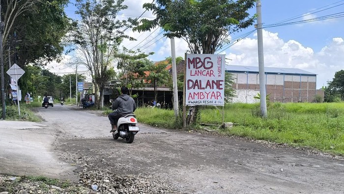 Jalan Hulaan Menganti Gresik rusak