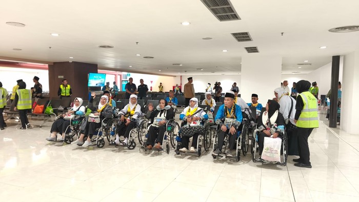 Nenek Masuah, jemaah ketiga dari kiri.