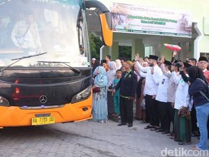 386 Jemaah Haji Asal Padang Berangkat Hari Ini, Termuda Berusia 15 Tahun