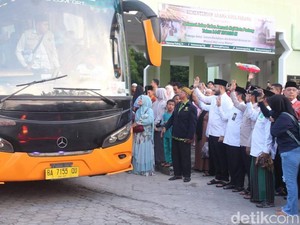 386 Jemaah Haji Asal Padang Berangkat Hari Ini, Termuda Berusia 15 Tahun