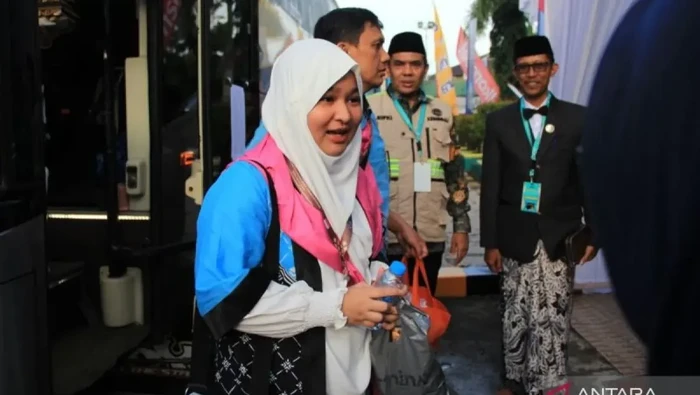 Calon jamaah haji (CJH) termuda berusia 15 tahun atas nama Latifa Syafvina Putri Zuhrizal tiba di Embarkasi Padang, Kamis, (23/4/2026).