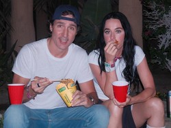 Gaya Justin Trudeau Setelah Pacari Katy Pery, Dulu Pakai Jas Kini Topi Terbalik